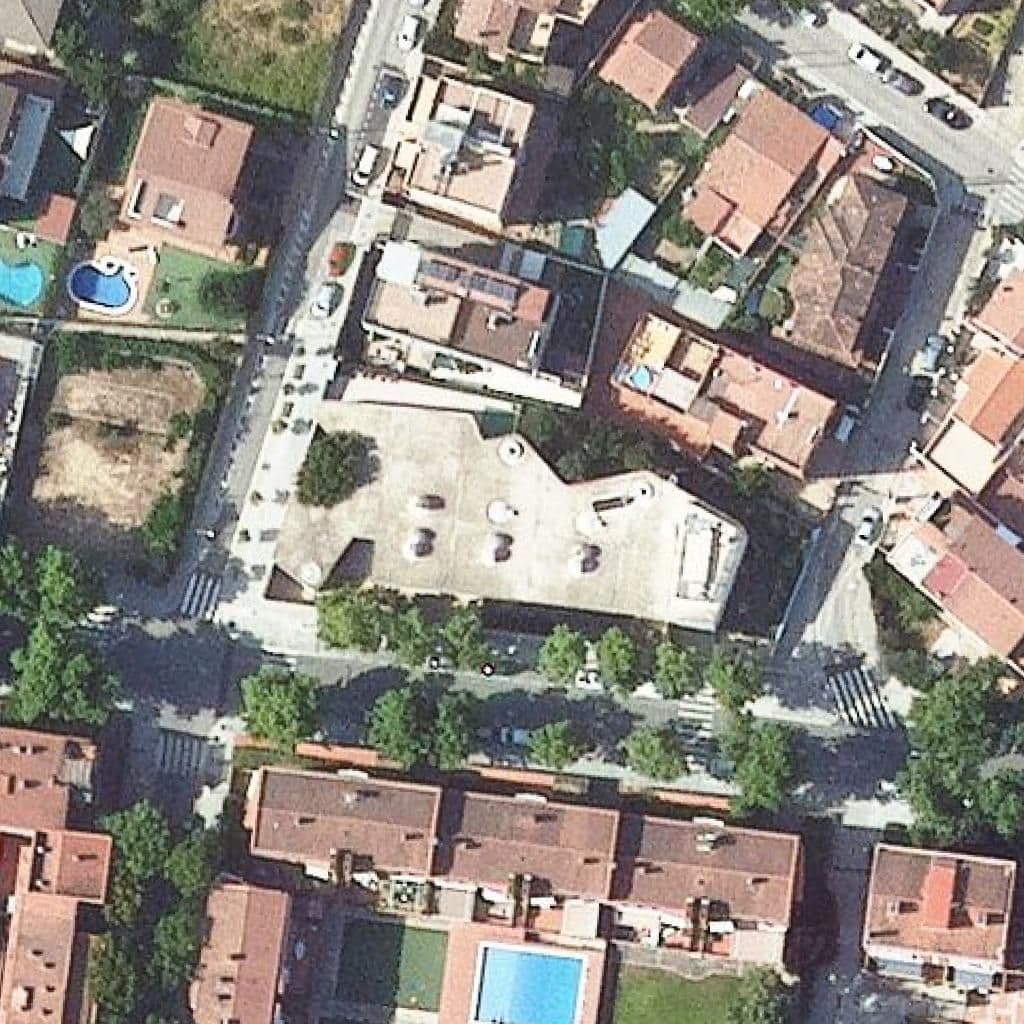 Вид згори на територію школи «Escola Bressol Turonet»