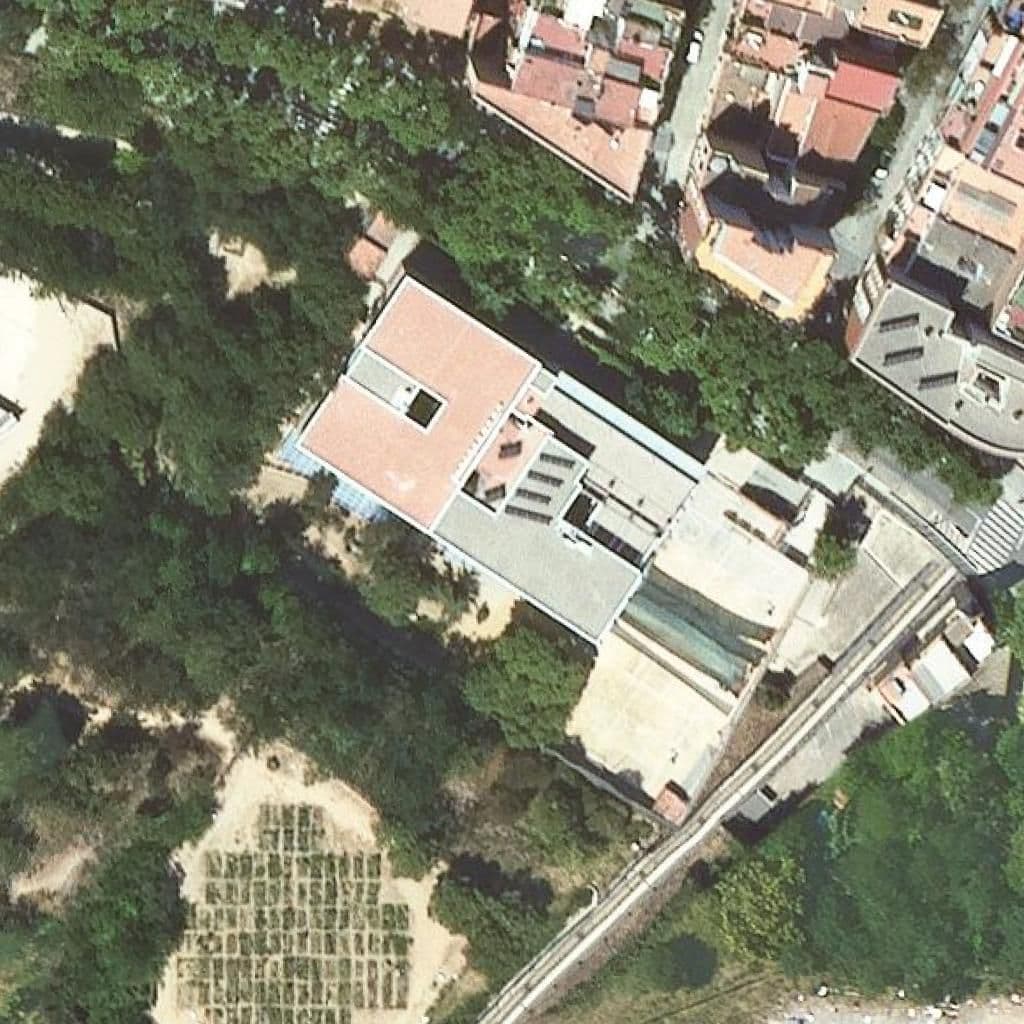 Вид сверху на территорию школы «Escola Bressol Nic»