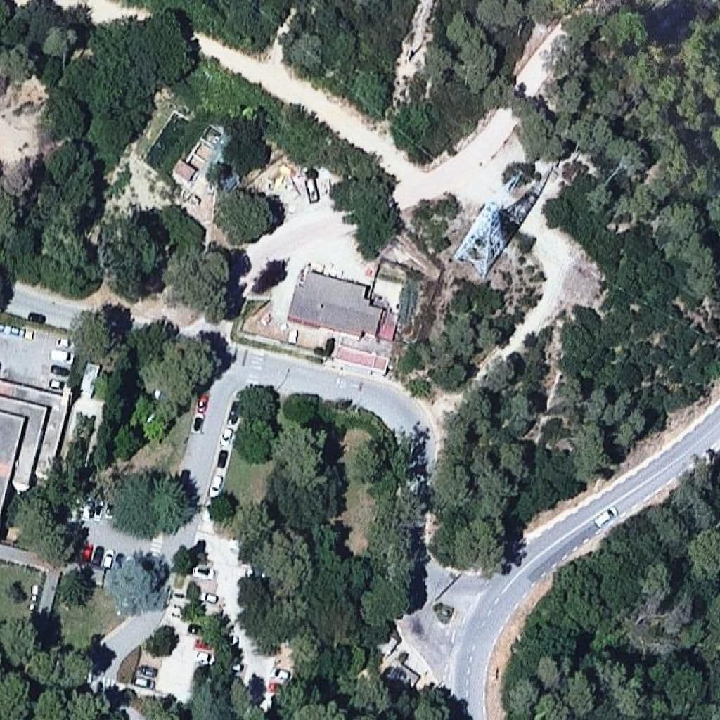Вид сверху на территорию школы «Cee Centre De Formació I Treball Flor De Maig»