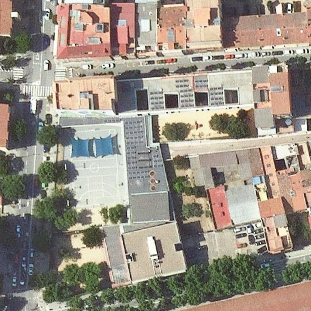 Вид згори на територію школи «Escola Ferrer I Guàrdia»