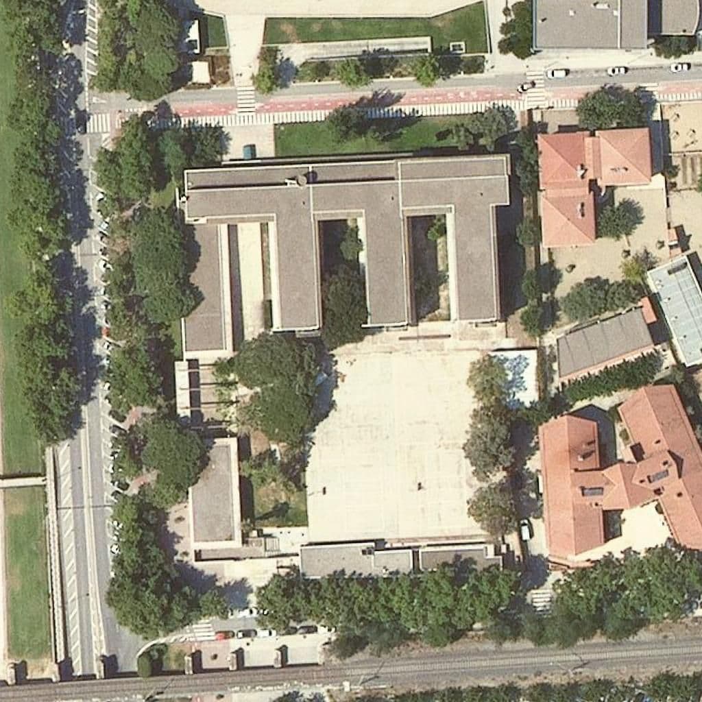 Вид згори на територію школи «Institut Cambrils»