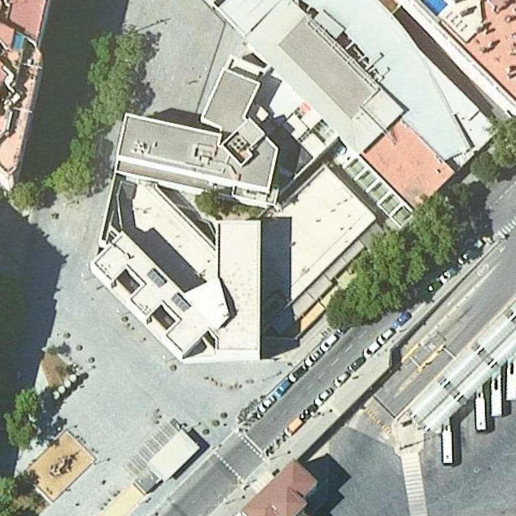 Aerial view of the grounds of Escola Fort Pienc