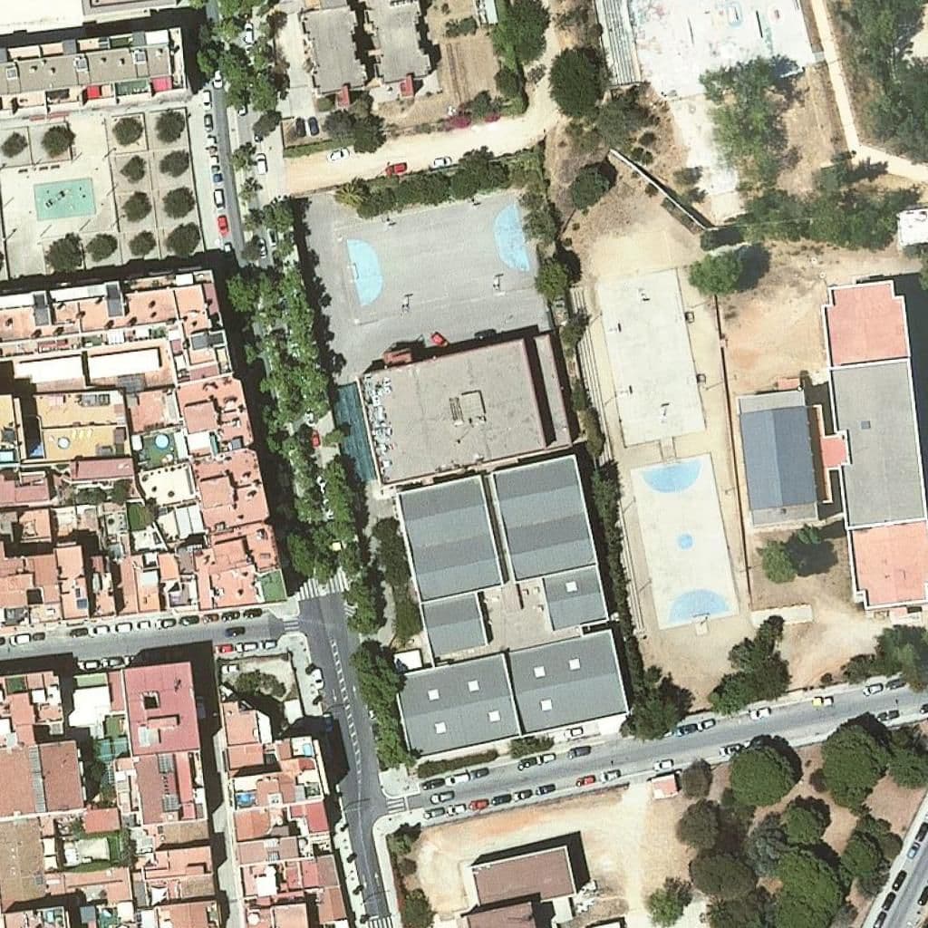 Вид сверху на территорию школы «Institut Pompeu Fabra»