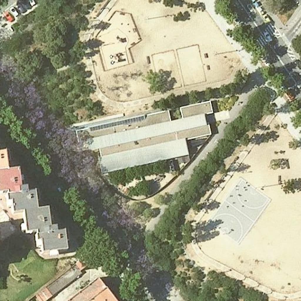 Вид згори на територію школи «Escola Bressol La Marina»