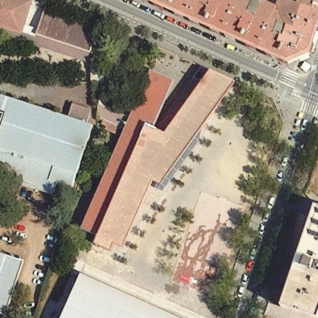 Вид згори на територію школи «Escola Montfalgars»