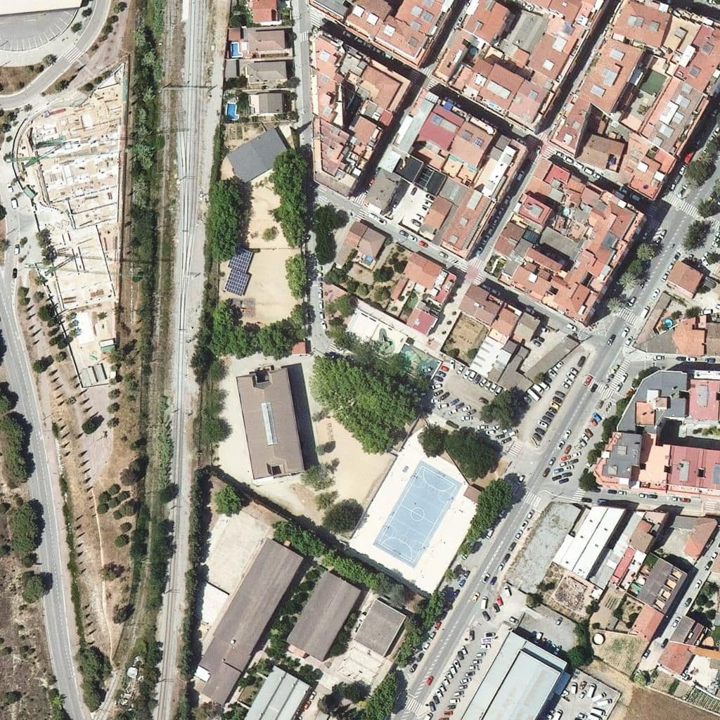 Вид сверху на территорию школы «Escola Sant Jordi»