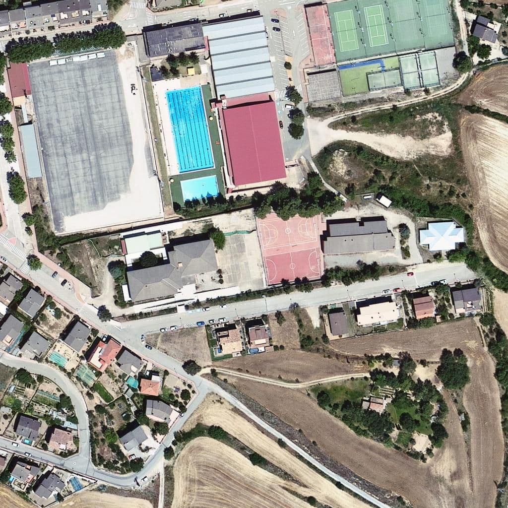 Вид сверху на территорию школы «Institut Francesc Ribalta»