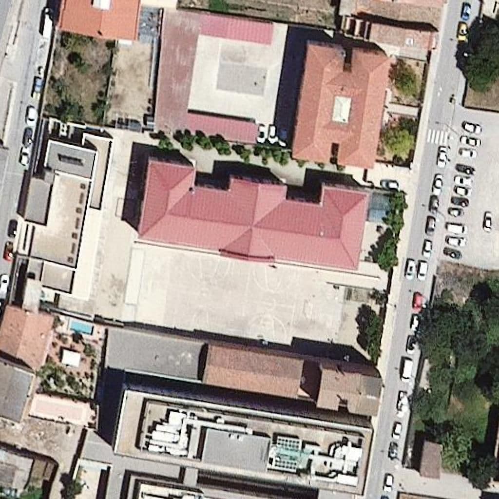 Вид згори на територію школи «Escola Àngel Guimerà»