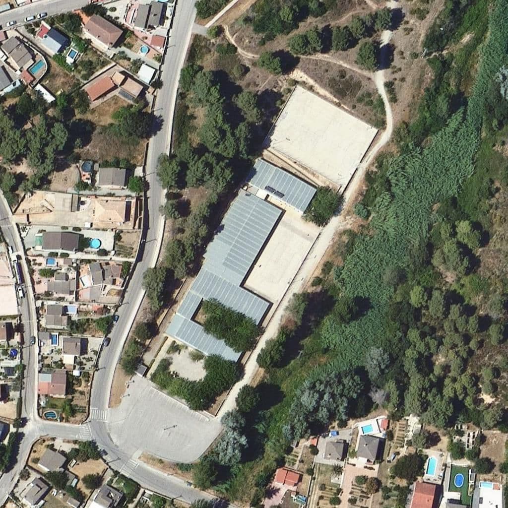 Вид сверху на территорию школы «Escola Creixà»