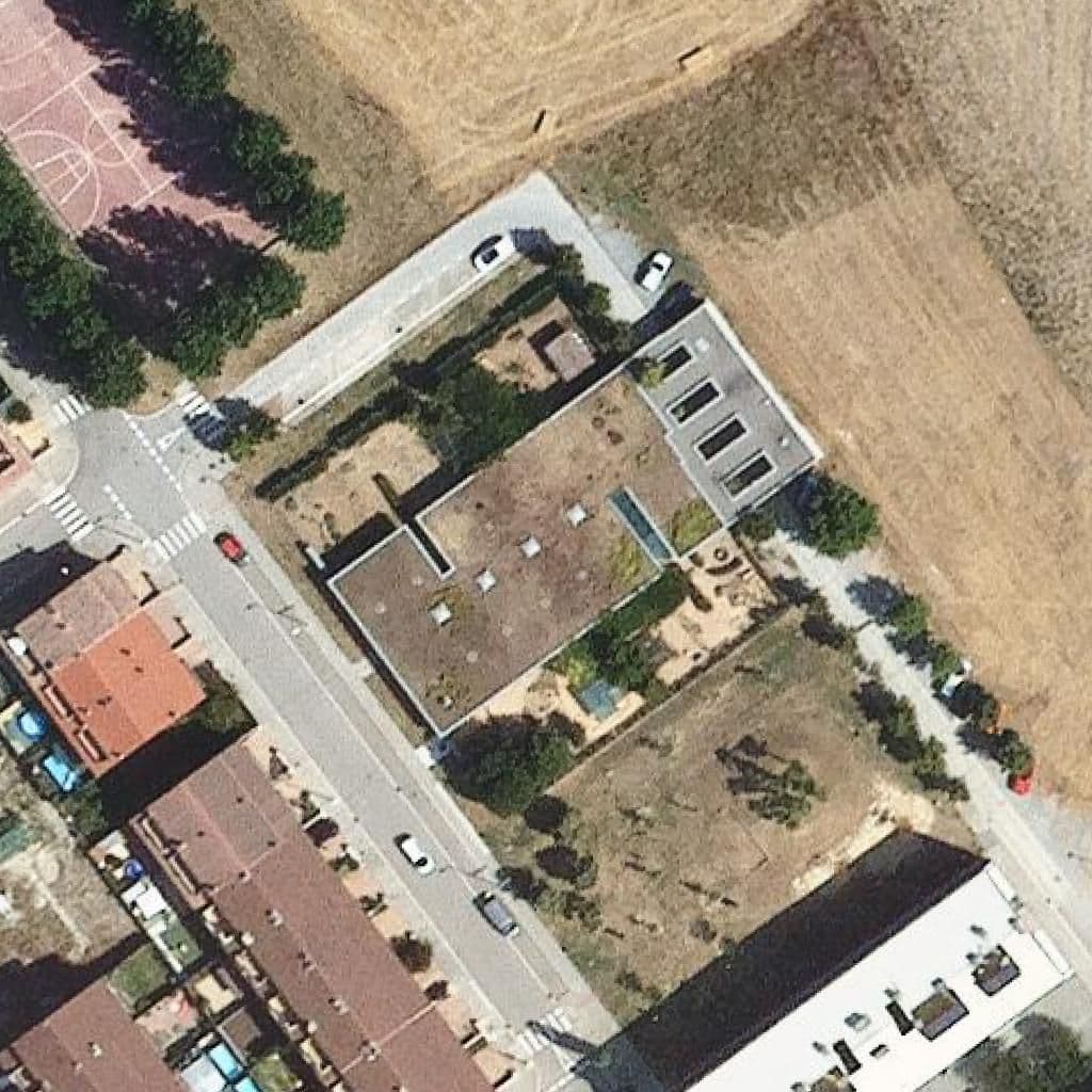 Вид згори на територію школи «Escola Bressol Els Picarols»
