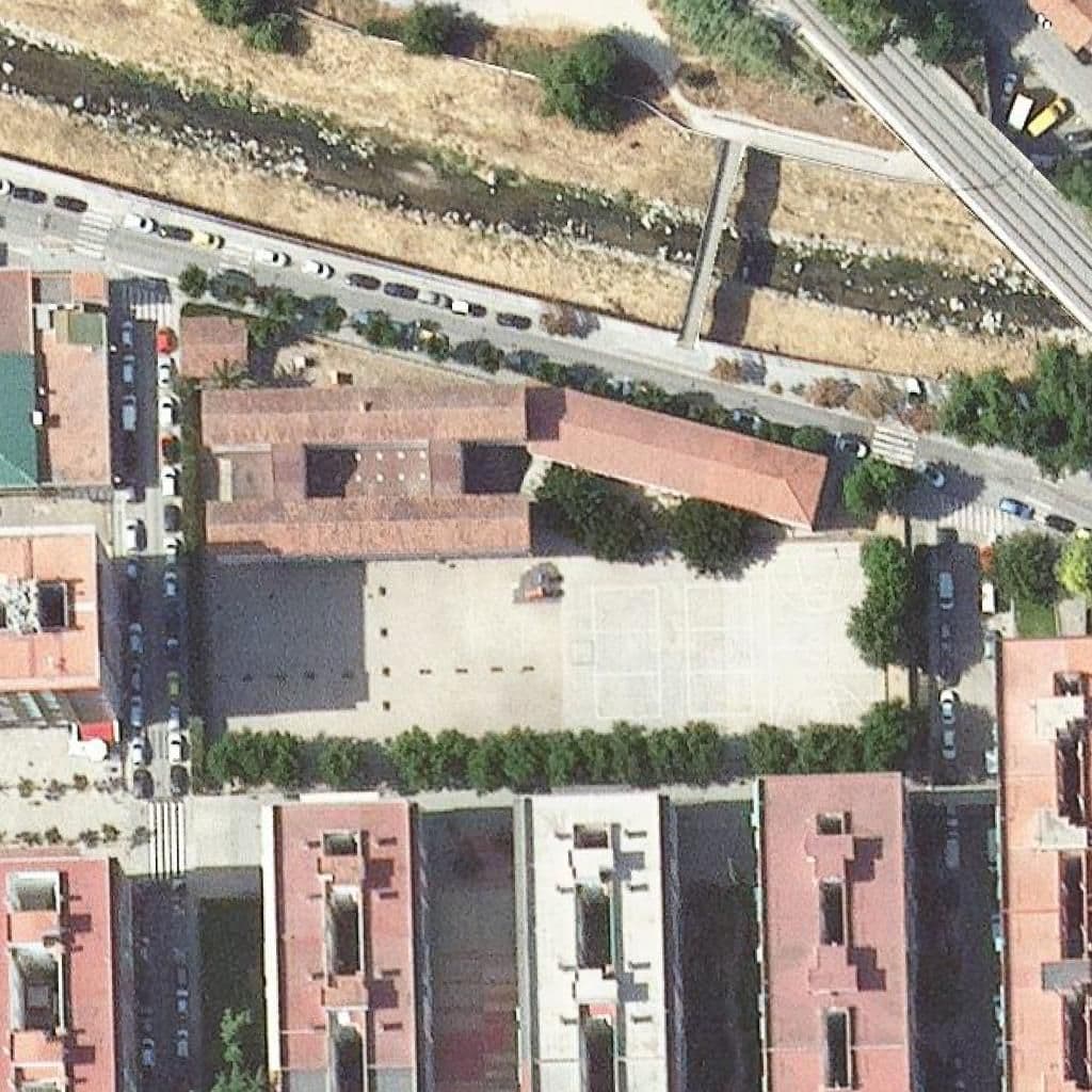 Вид сверху на территорию школы «Escola Les Fontetes»