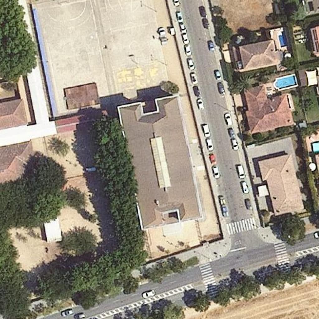 Вид згори на територію школи «Escola Les Deveses»