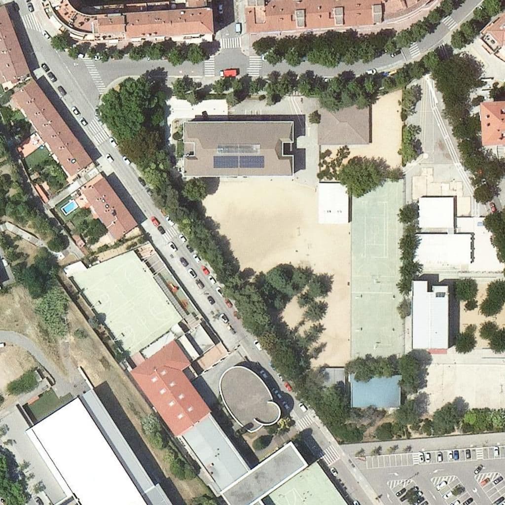 Вид згори на територію школи «Escola Bernat De Mogoda»