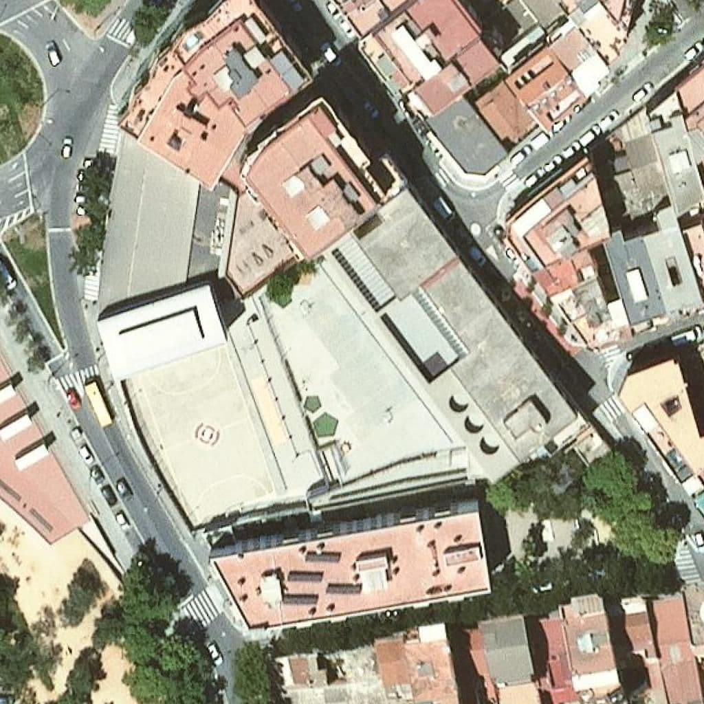 Вид згори на територію школи «Escola Miguel De Unamuno»