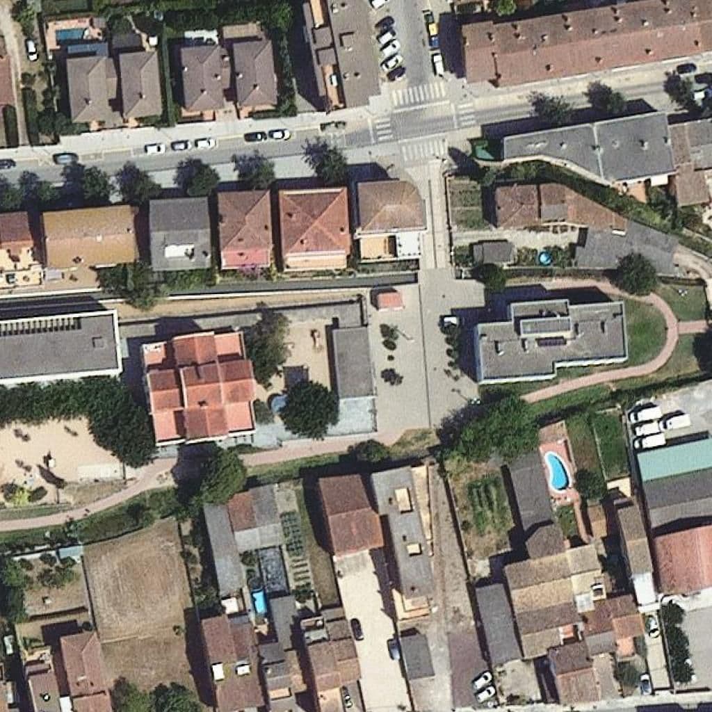 Вид згори на територію школи «Escola La Draga»