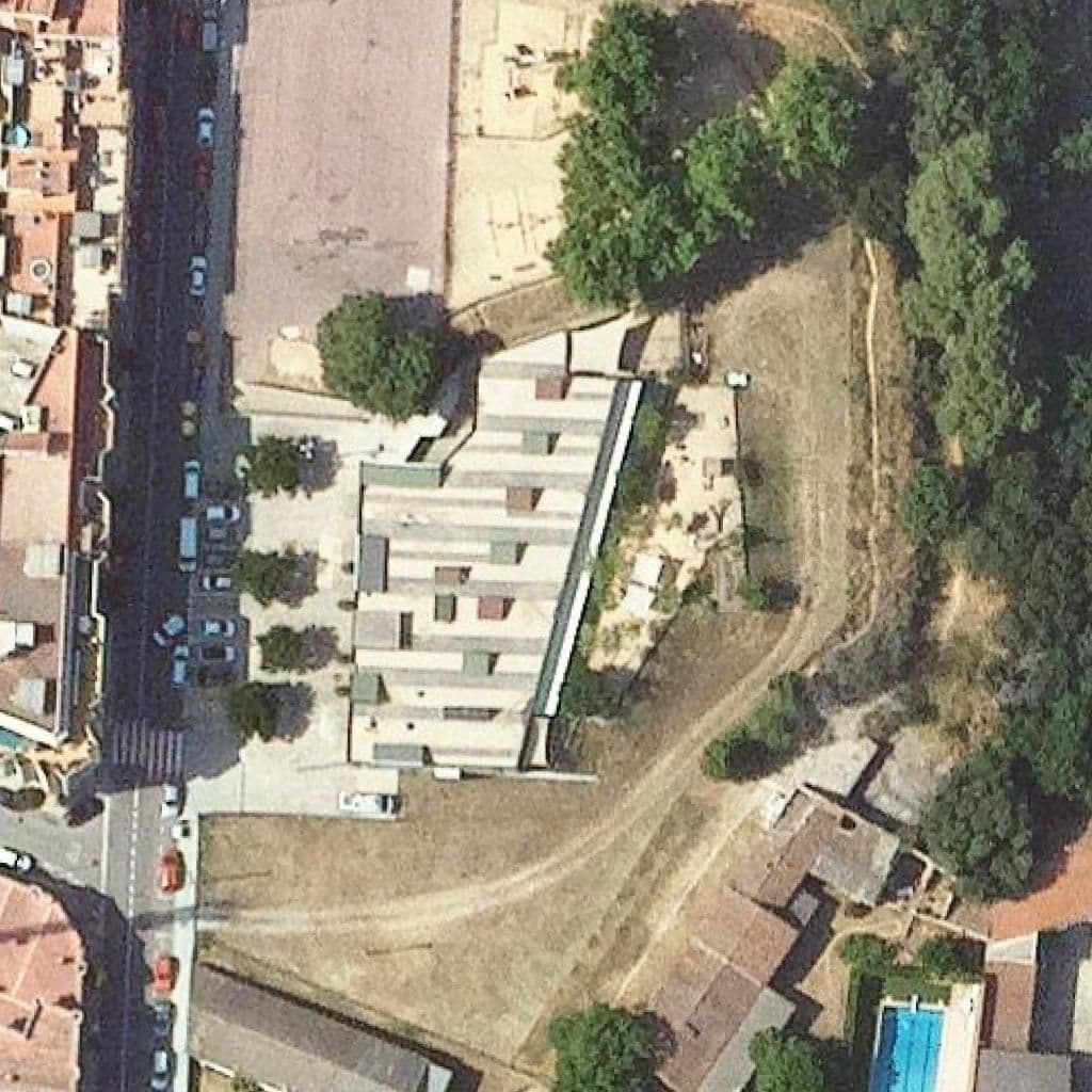 Вид згори на територію школи «Escola Bressol El Gargot»