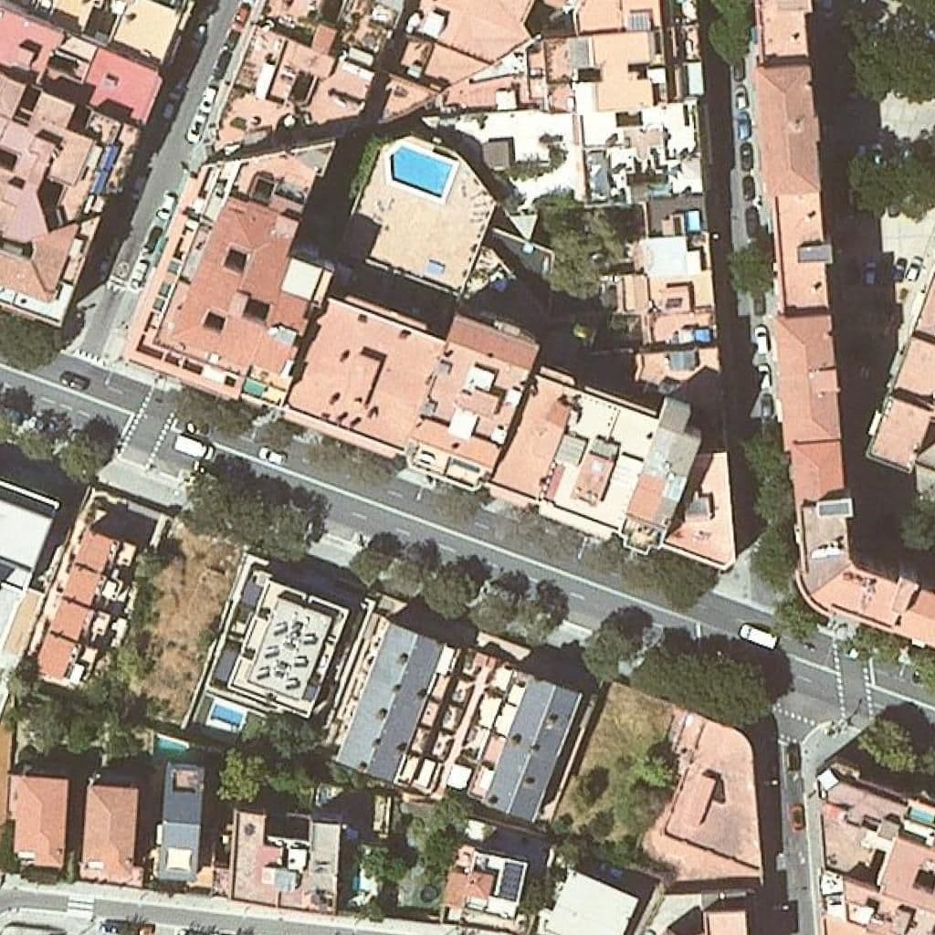 Вид сверху на территорию школы «Escola Bressol Nemomarlin Passeig Maragall»