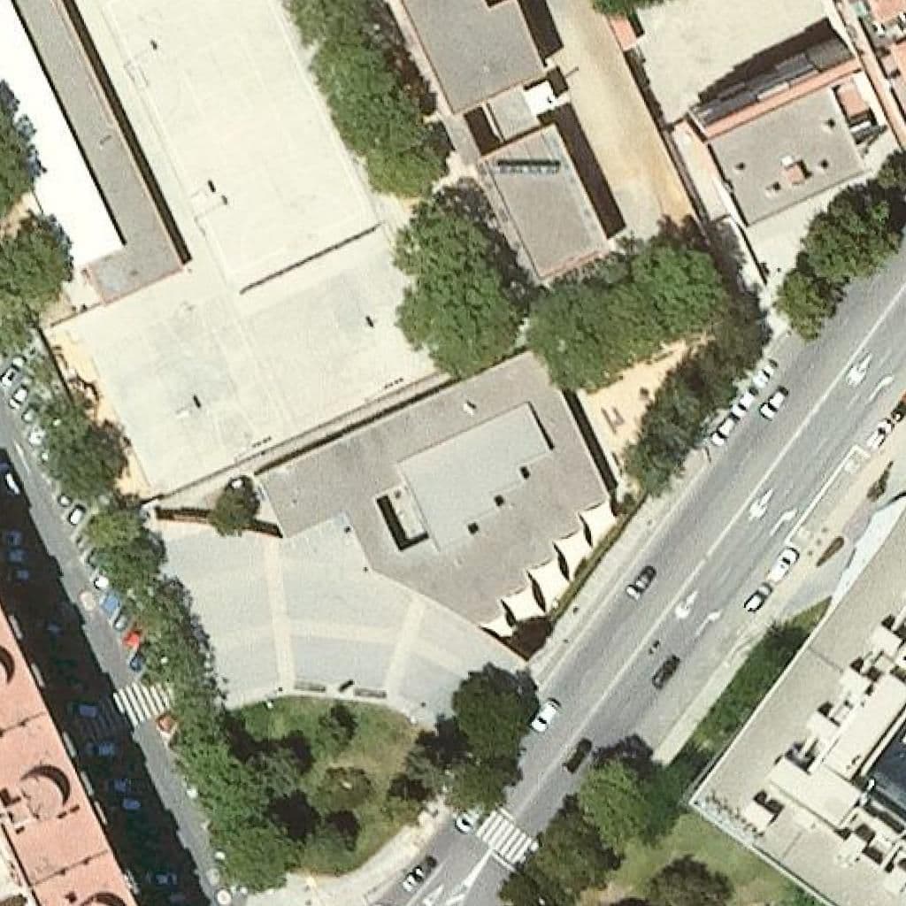 Вид згори на територію школи «Escola Bressol Arc De Sant Martí»