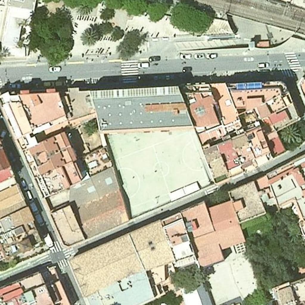 Вид згори на територію школи «Escola Pia De Sitges»