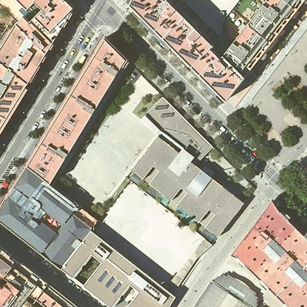 Вид сверху на территорию школы «Escola Pere Iv»