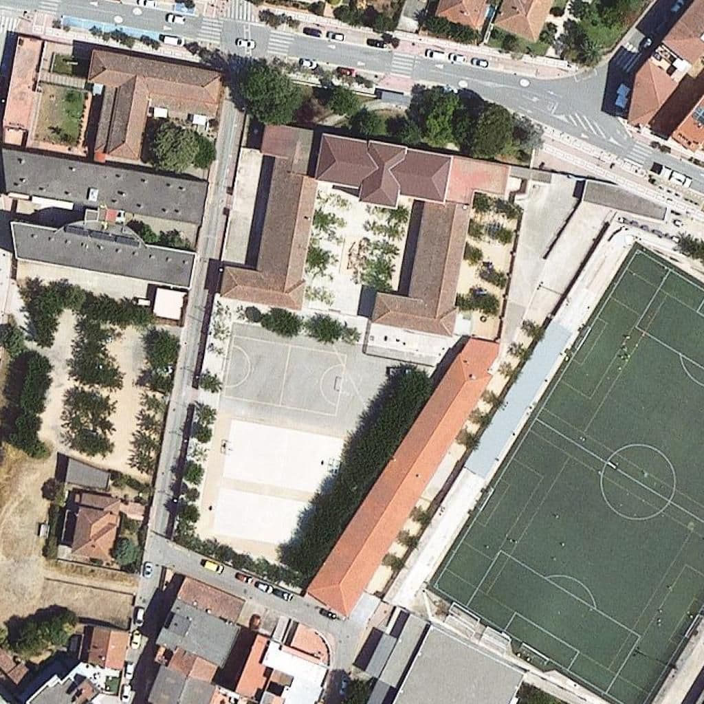 Вид згори на територію школи «Escola Puig D'arques»