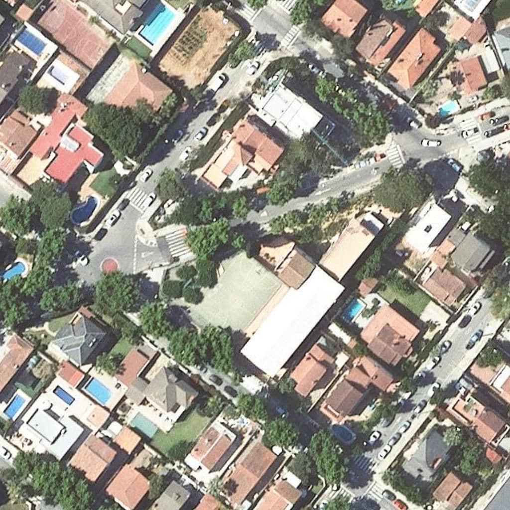 Вид згори на територію школи «Petit Món-Felisa Bastida»