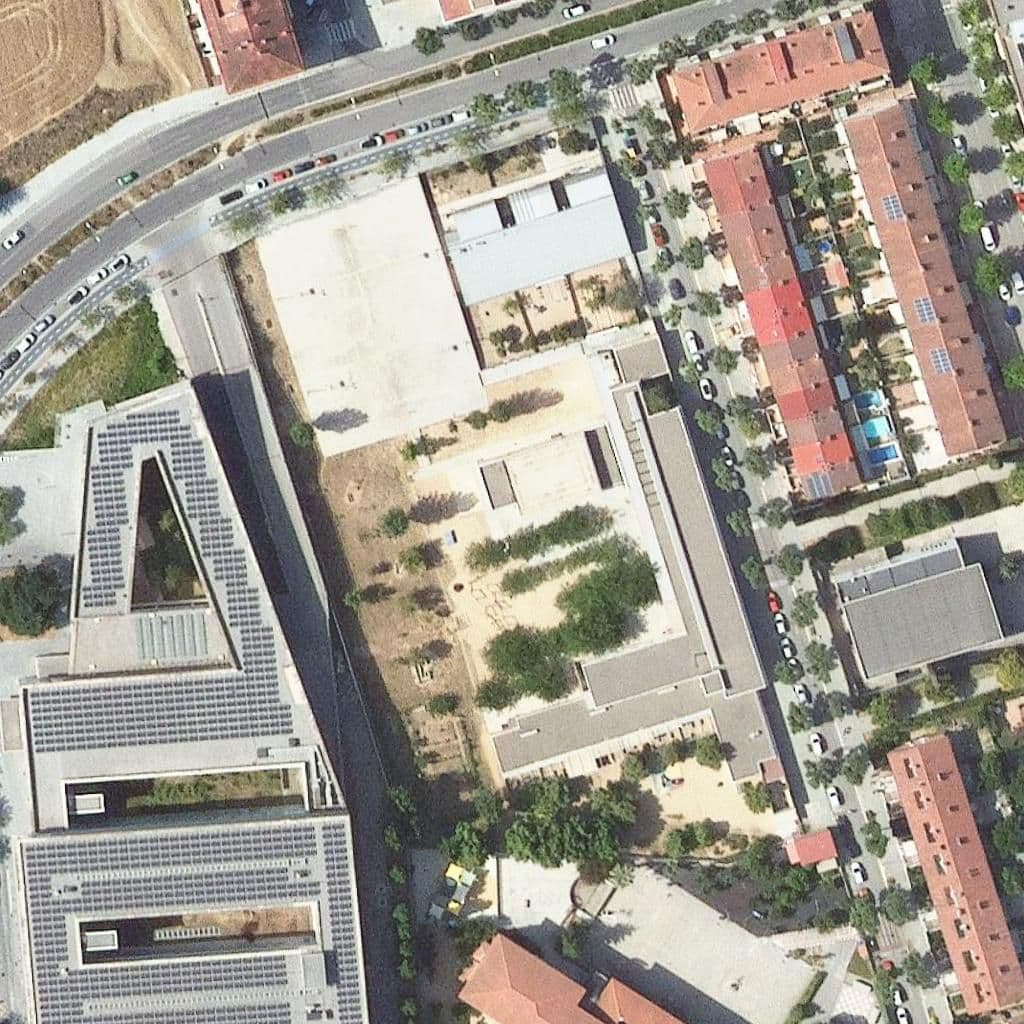 Вид сверху на территорию школы «Escola Bressol Els Pinetons»