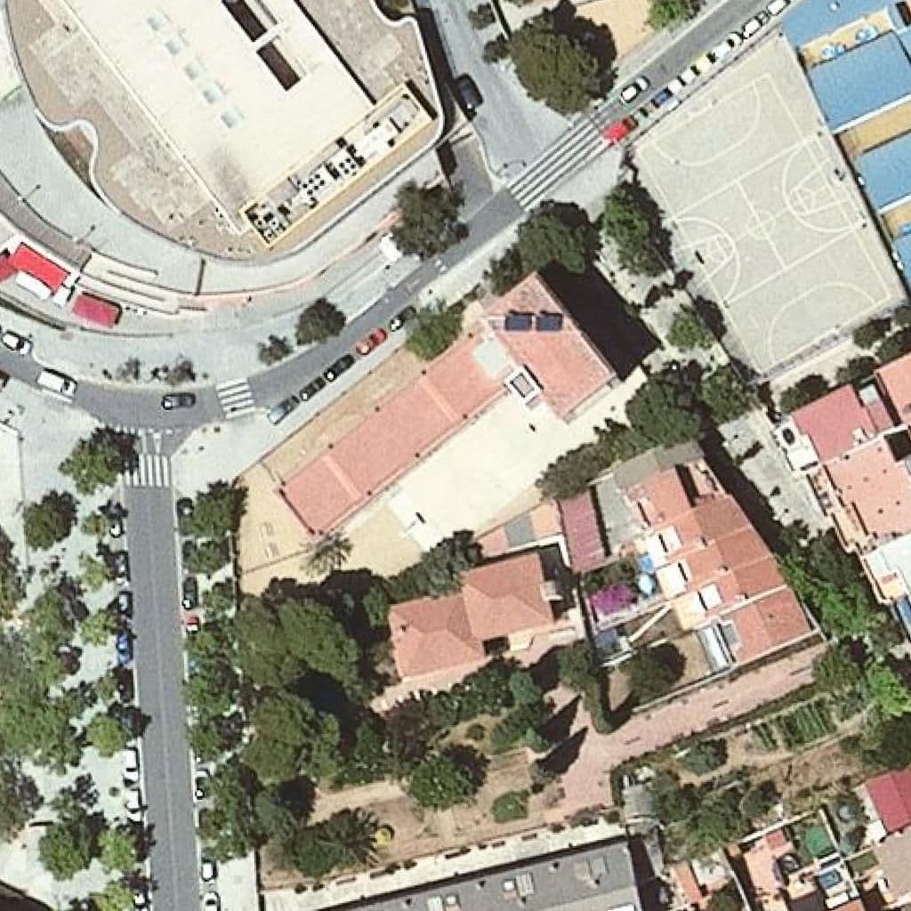 Вид згори на територію школи «Escola Sagrada Família»