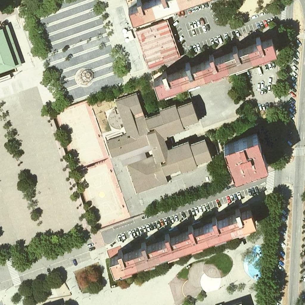 Вид сверху на территорию школы «Institut Bellvitge»