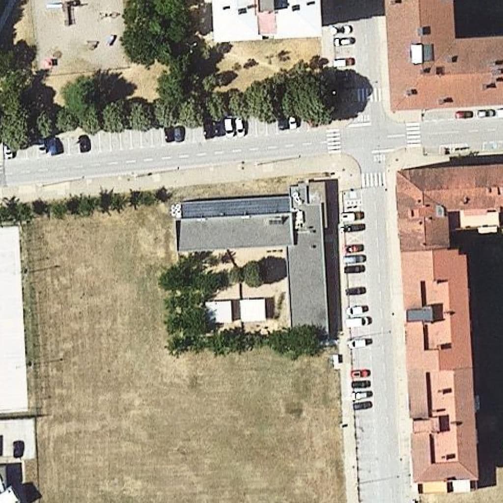 Вид сверху на территорию школы «Escola Bressol Gínjols»