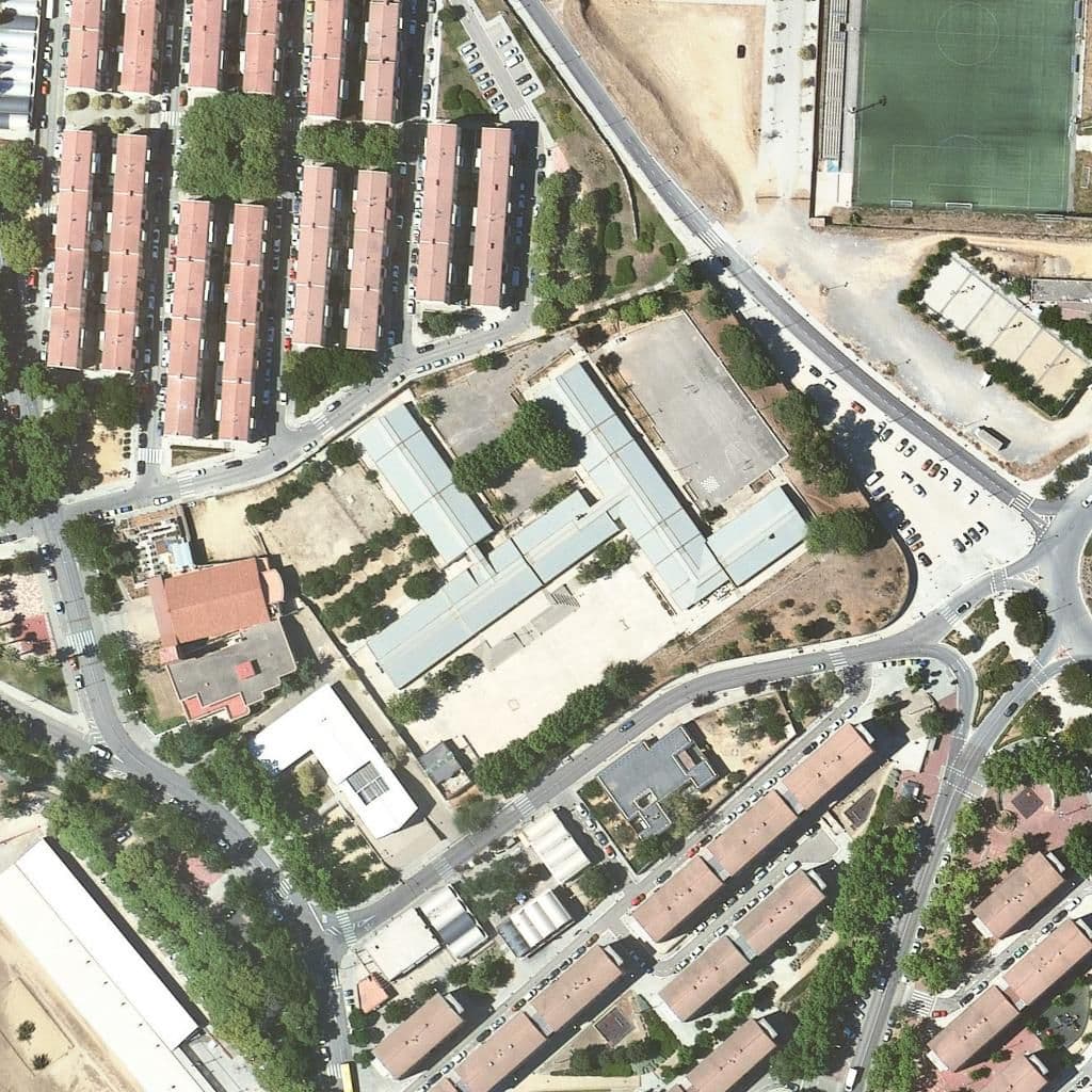 Вид сверху на территорию школы «Institut Escola Sant Jordi»