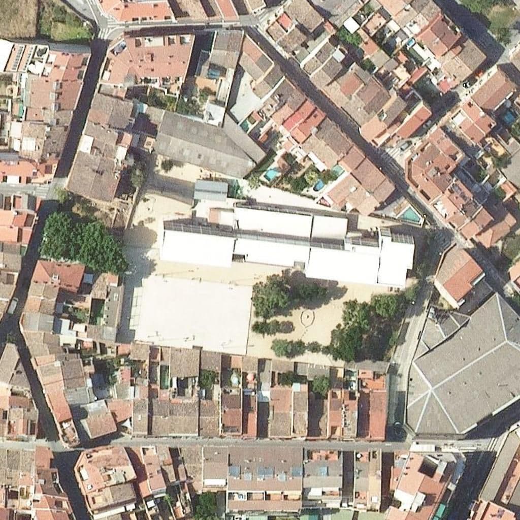 Вид згори на територію школи «Escola Pau Casals»