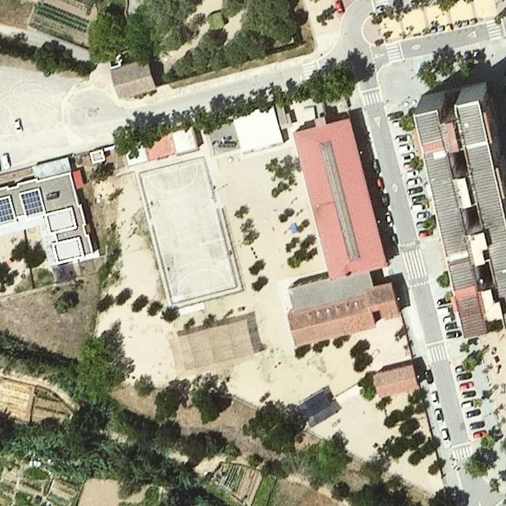 Вид згори на територію школи «Escola Doctor Samaranch I Fina»