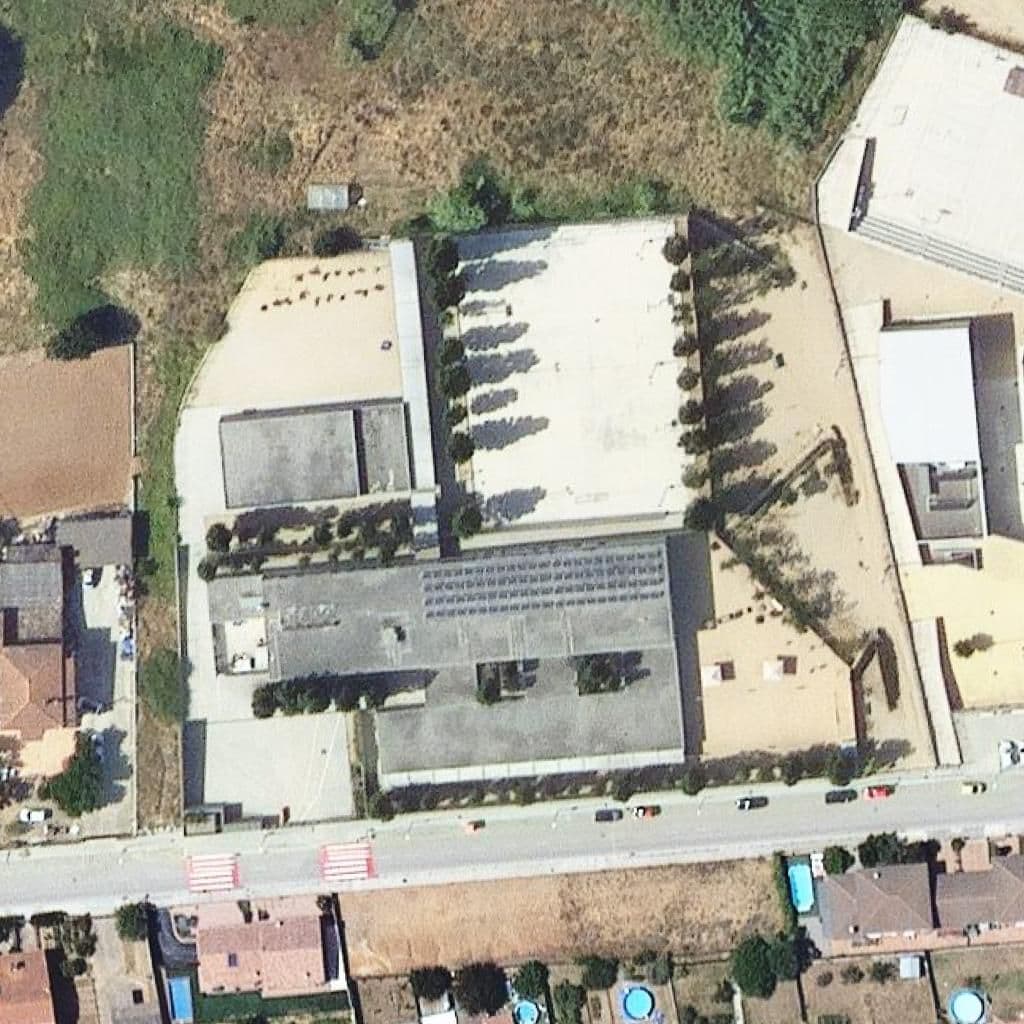 Вид згори на територію школи «Escola Mogent»