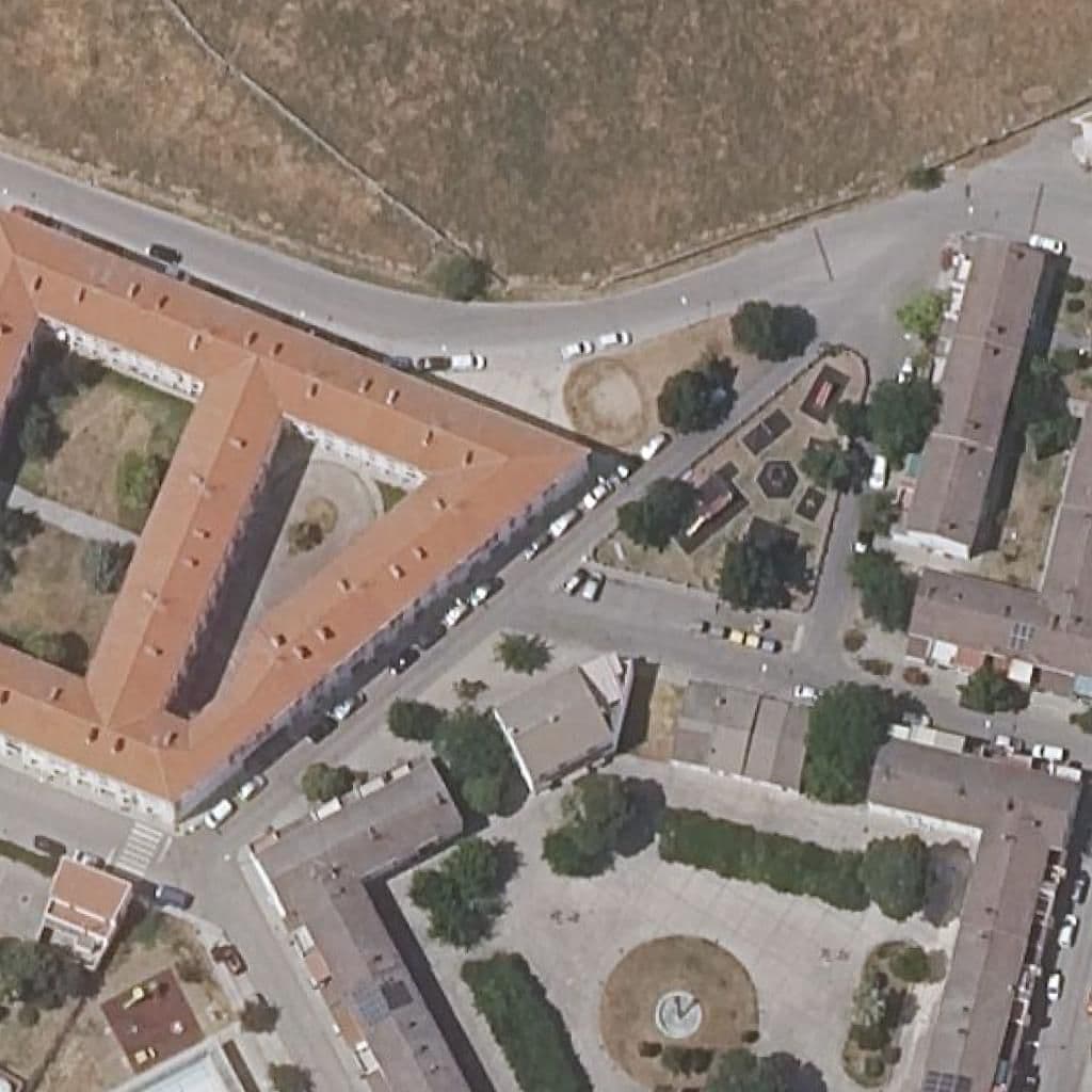 Вид згори на територію школи «MALPARTIDA DE CÁCERES»