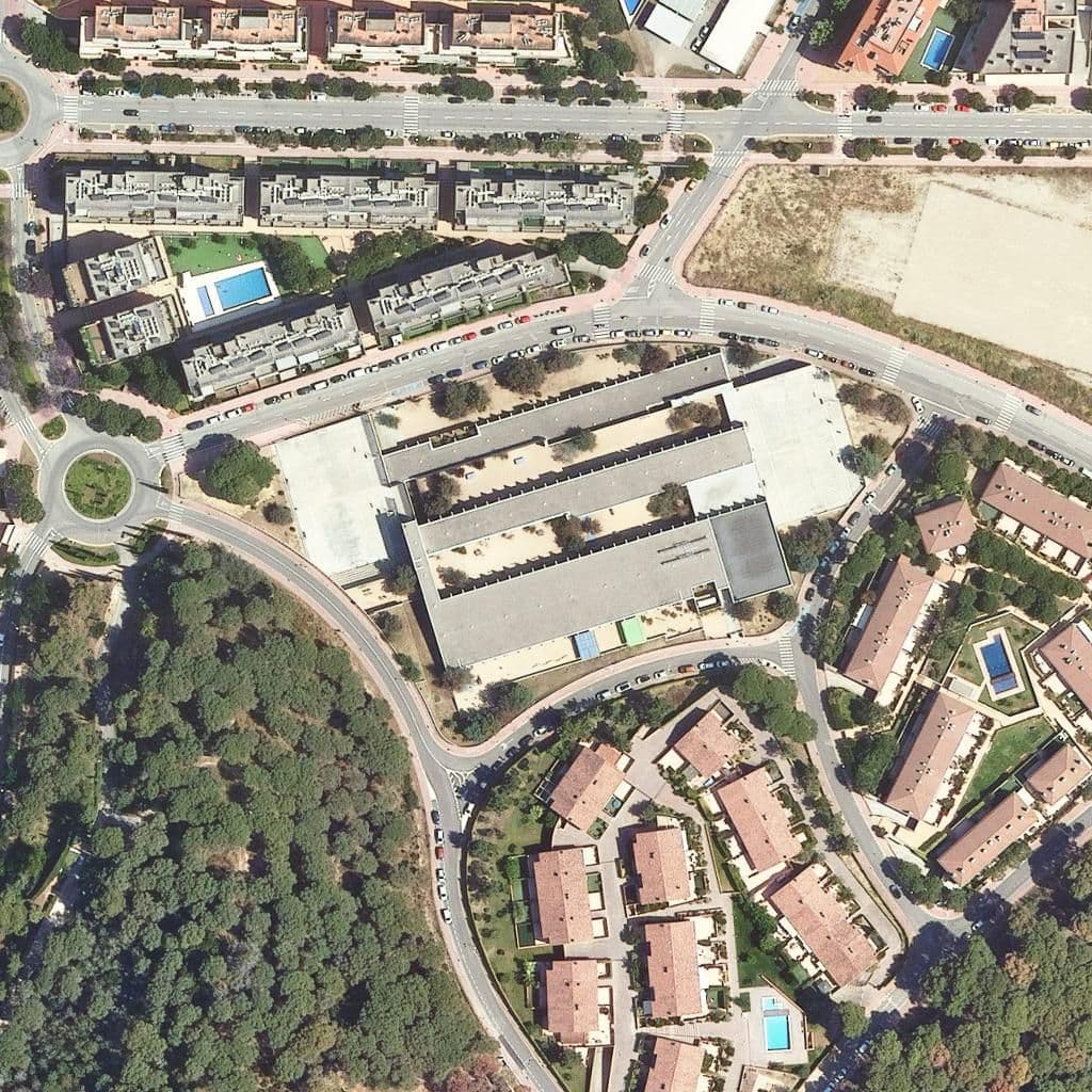 Вид згори на територію школи «Institut Escola Lloret De Mar»
