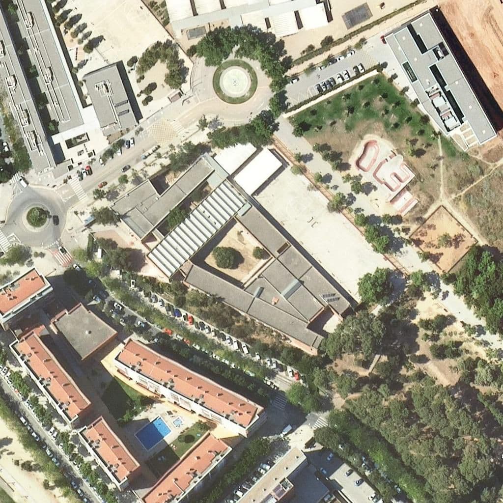 Вид згори на територію школи «Institut Torre Roja»