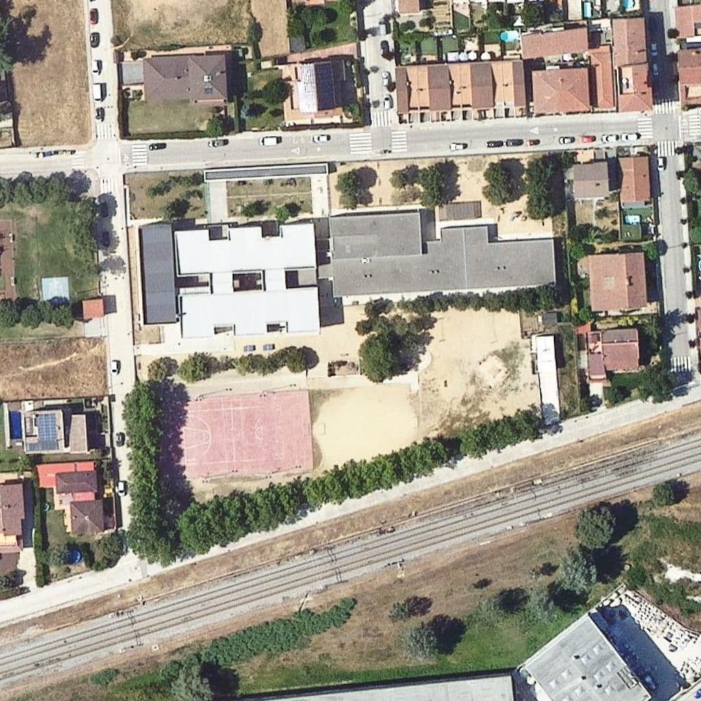 Вид згори на територію школи «Escola Salvador Sanromà»