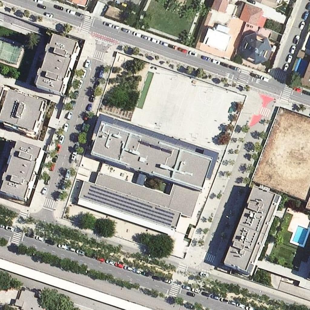 Вид згори на територію школи «Escola Ciutat Jardí»