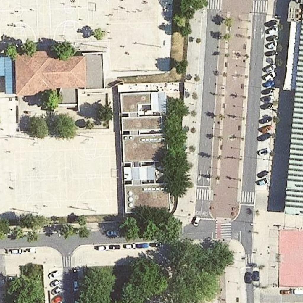 Вид згори на територію школи «Escola Bressol Municipal Ronda»
