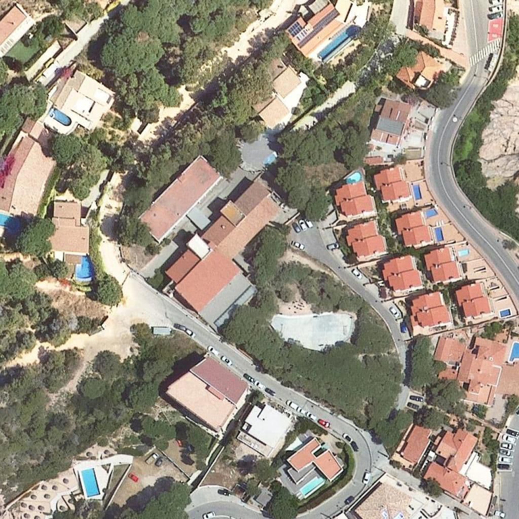 Вид згори на територію школи «Institut Sant Elm»