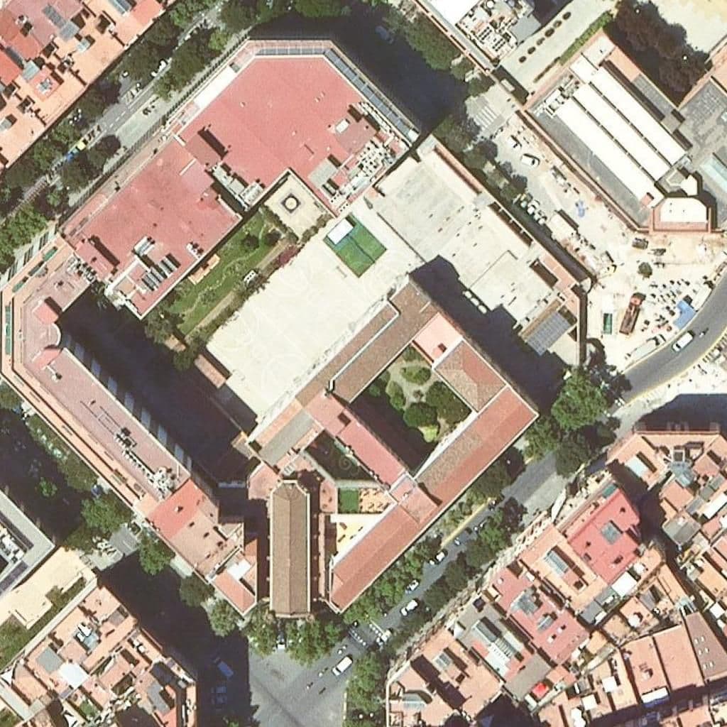 Вид сверху на территорию школы «Dominiques Barcelona»