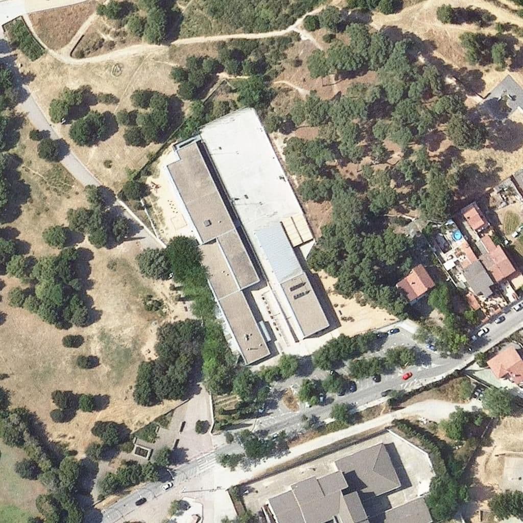 Вид сверху на территорию школы «Escola Collserola»