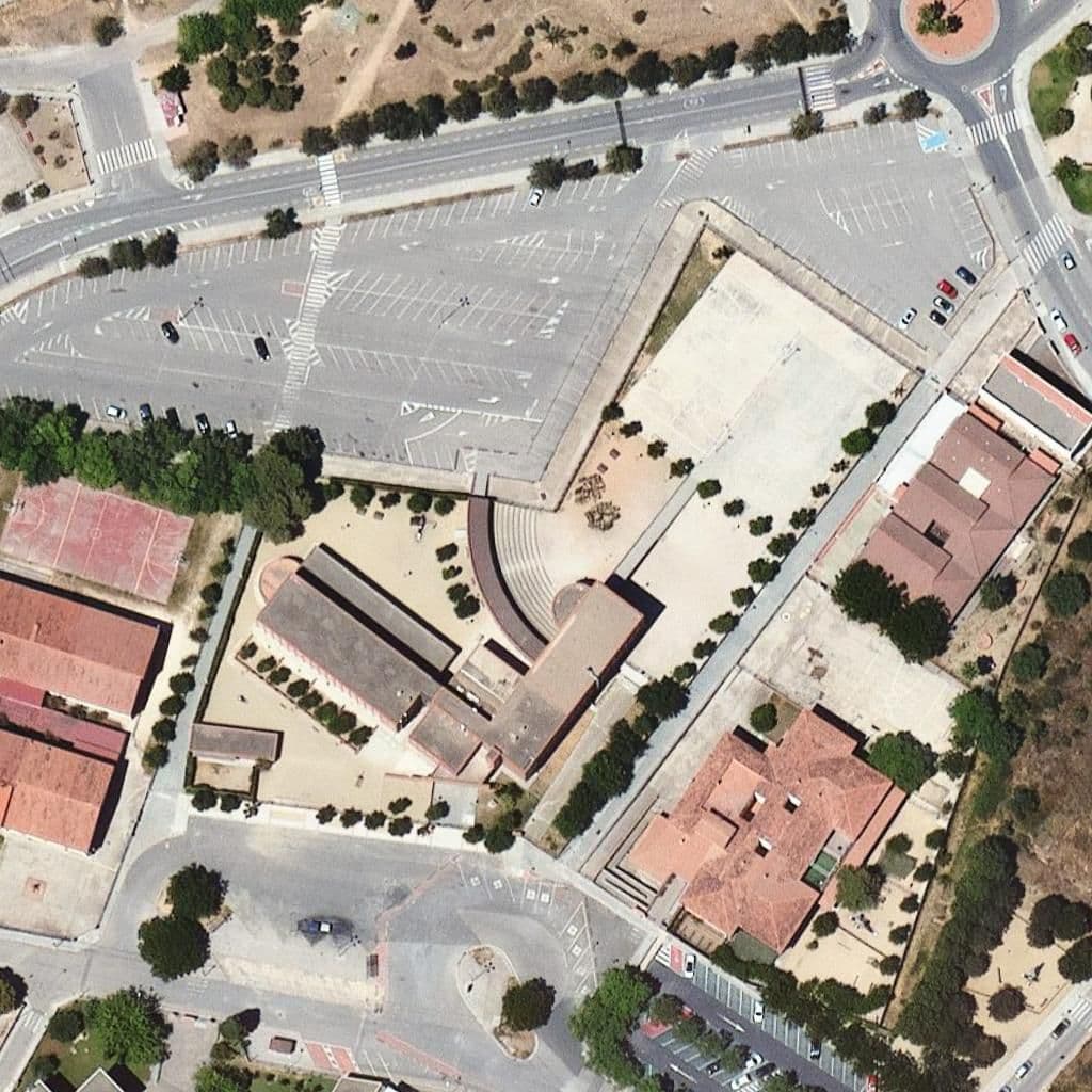 Вид згори на територію школи «Escola Àngels Garriga»