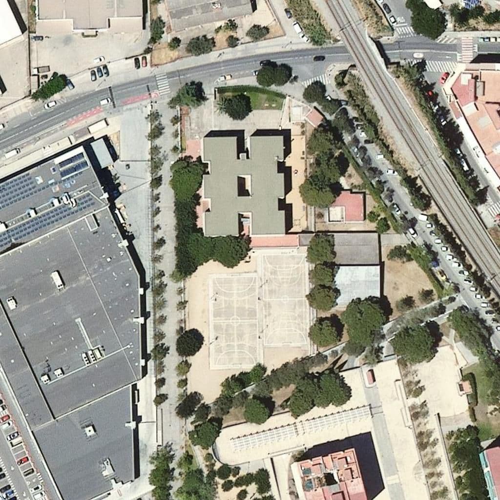 Вид згори на територію школи «Escola Arquitecte Gaudí»