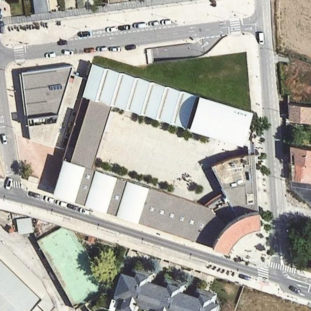 Вид сверху на территорию школы «Institut Guindàvols»