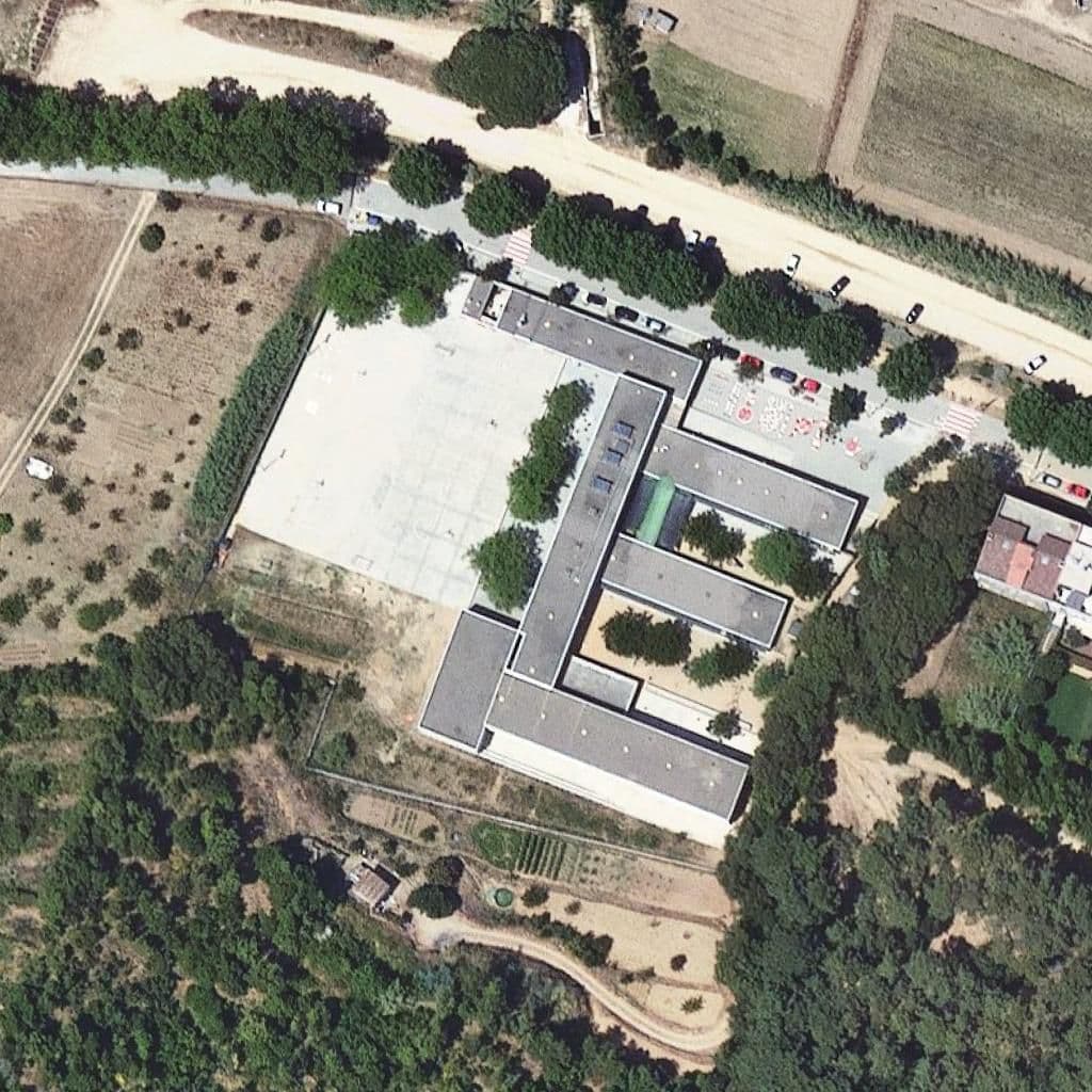 Вид згори на територію школи «Escola Sobirans»