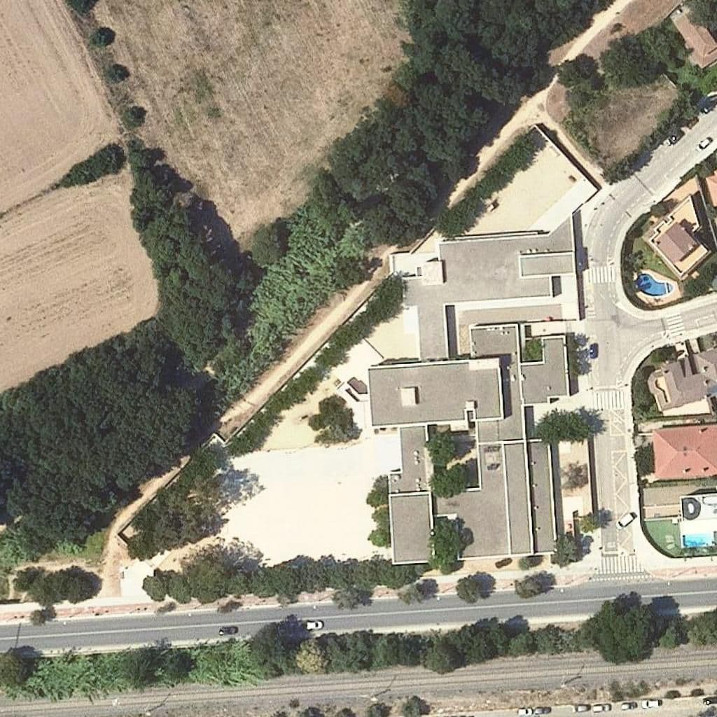 Aerial view of the grounds of Escola Cambrils