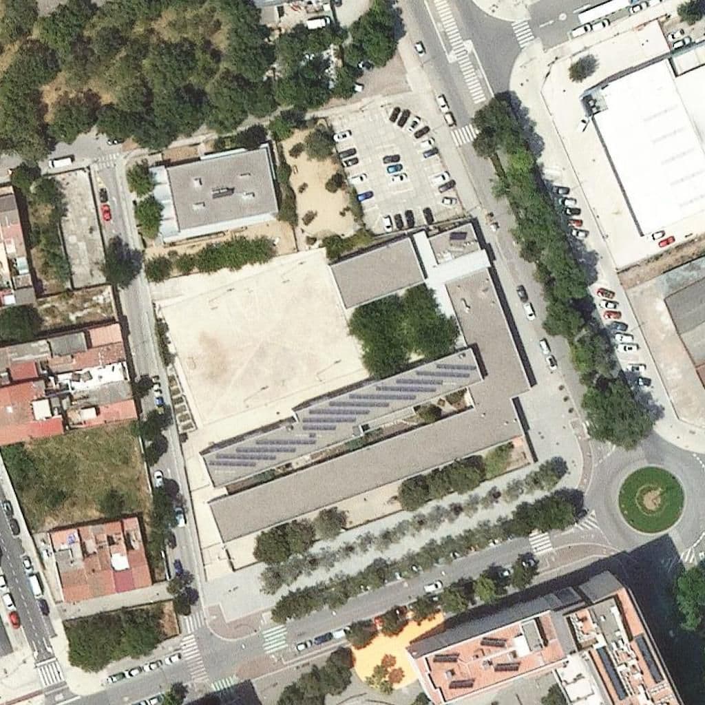 Вид згори на територію школи «Escola Miquel Martí I Pol»