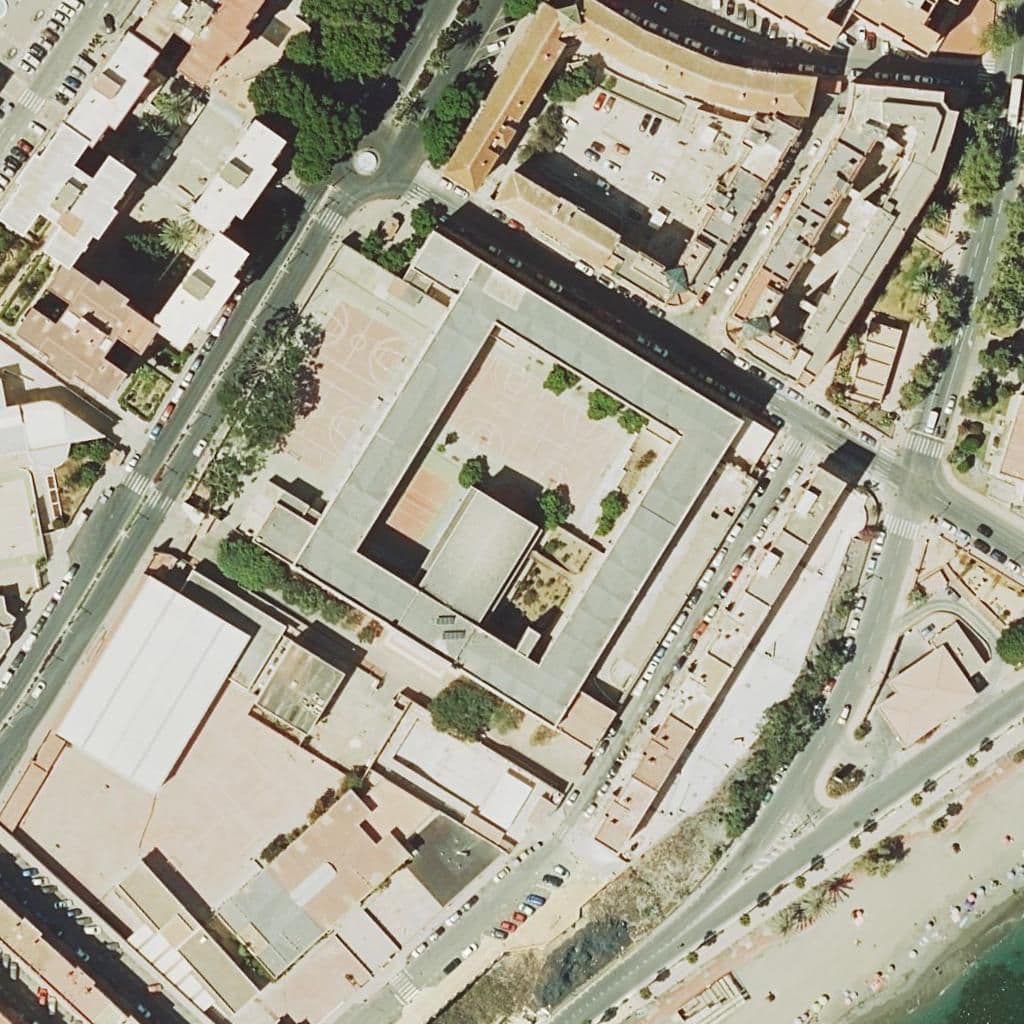 Вид сверху на территорию школы «PUERTAS DEL CAMPO»